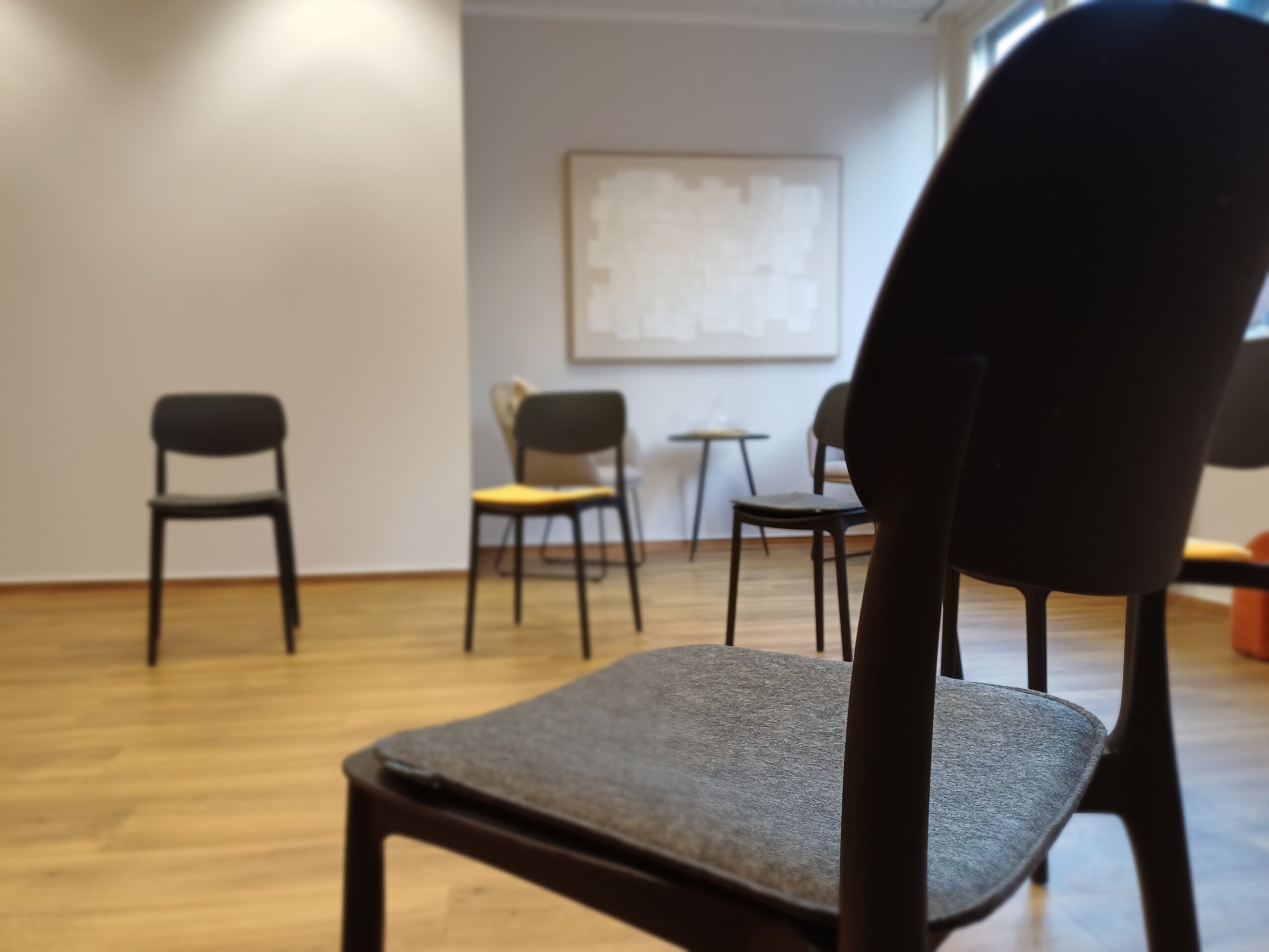 Stuhlkreis für Meditationskurs mit Meditationskissen