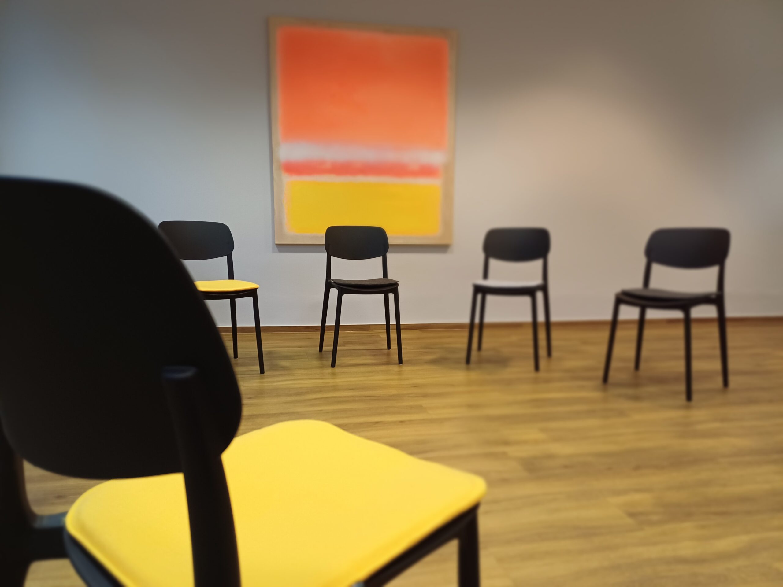 Stühle im Kreis vor Gemälde für Meditationskurs
